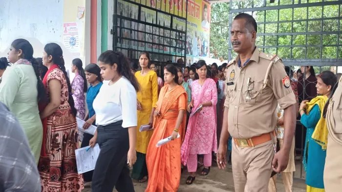UPPSC RO ARO Exam : प्रयागराज में 24,117 और प्रतापगढ़ जनपद में 5,457 अभ्यर्थियों ने छोड़ी आरओ-एआरओ की परीक्षा