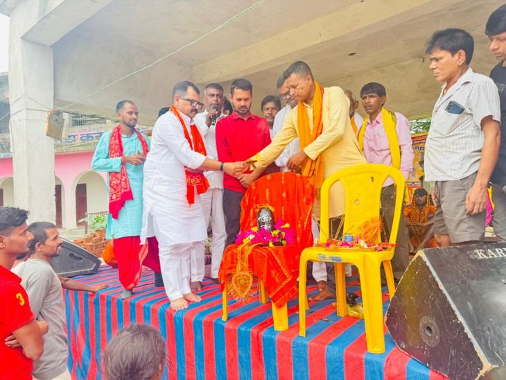 A service camp was organized for the Kanwarias in Karpi, a cultural program was also organized | करपी में कांवरियों के लिए लगा सेवा शिविर, सांस्कृतिक कार्यक्रम भी हुआ – Makhdumpur News