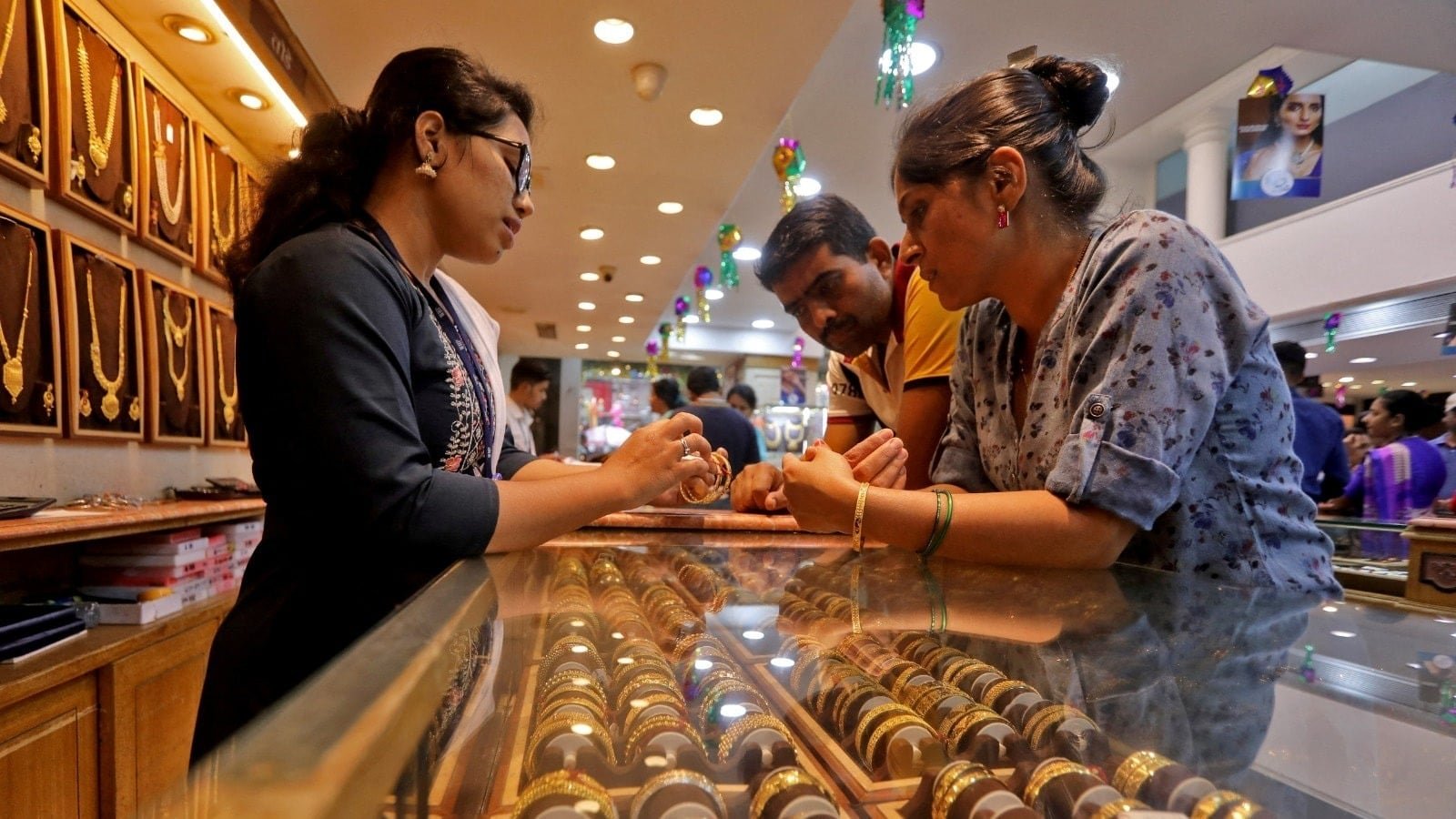 Gold Price Today give more than 200 percent what will be in next 5 years Gold Price Today: गोल्ड का रेट 6 साल में 200% से अधिक चढ़ा, अगले 5 साल में कहां तक जाएगा भाव? जानें एक्सपर्ट की राय, Business Hindi News